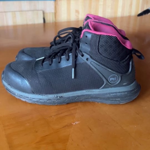 Women's Pink and Black Timberland's - Picture 1 of 3